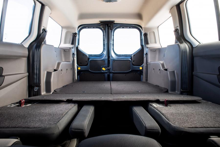 Интерьер Ford Transit Connect Wagon LWB 2018 года  (NA) (фото 6 из 12)